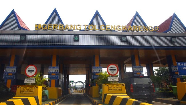 Ruas Tol Sedyatmo arah Bandara Soekarno-Hatta mulai dari KM 26 dan arah Jakarta di KM 25+100 dan KM 31 terendam banjir setinggi 10 cm.