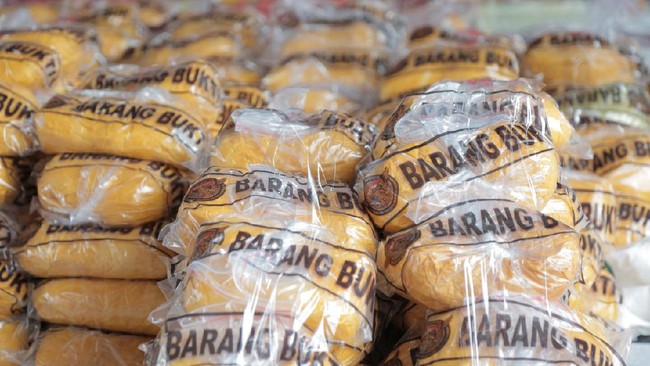 Satuan Reserse Narkoba Polres Metro Jakarta Pusat mengungkap peredaran narkoba jenis sabu seberat 310 kilogram yang diduga berasal dari jaringan Iran.