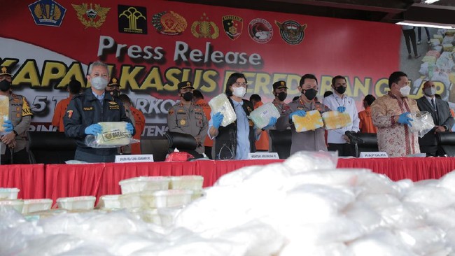 3 orang pelaku jaringan internasional Malaysia-Indonesia terkait penyelundupan 222 kilogram narkoba jenis sabu diringkus.