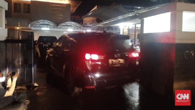 Bukan hanya ruang kerja Azis yang berada di kompleks parlemen, rumah dinas wakil ketua DPR tersebut pun digeledah penyidik KPK malam ini.