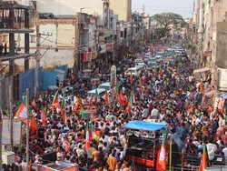 India Diamuk Badai COVID-19, Masih Ada Saja Lautan Manusia karena Kampanye