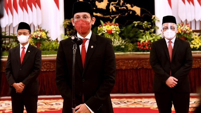 Nadiem sejak 100 hari kabinet kerap diwacanakan layak direshuffle, tapi dia yang bukan orang parpol maupun ormas itu tetap dipercaya Jokowi jadi menteri.