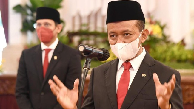 Menteri Investasi/ Kepala BKPM Bahlil Lahadalia berkelakar soal capres 2024. Ia menyebut Prabowo Subianto tak sesangar dulu, Ganjar paten dan Anies jasnya beda.