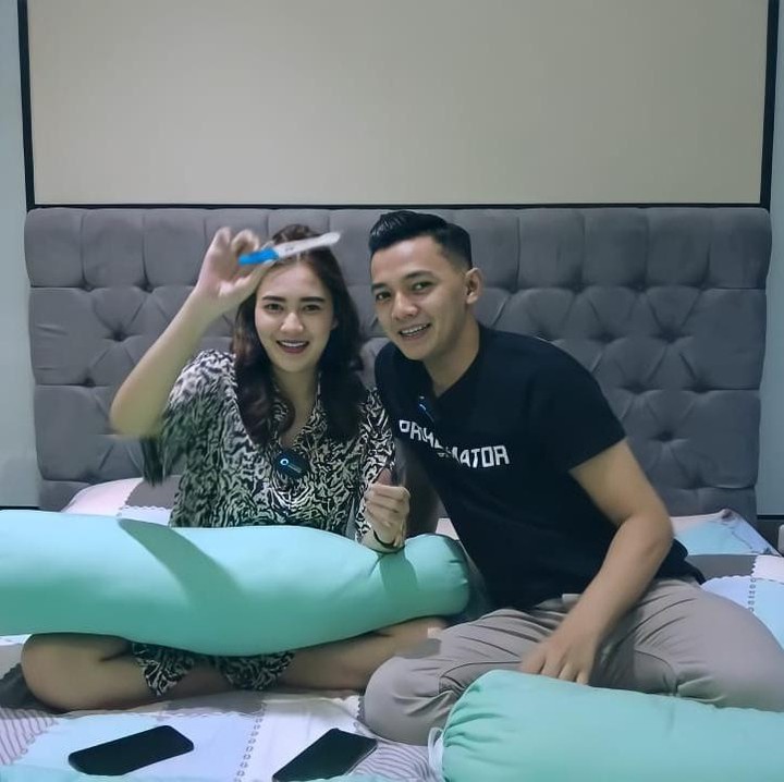 <p>Kabar mengejutkan datang dari pasangan Nella Kharisma dan Dory Harsa. Mereka tengah menantikan kehadiran buah hati pertama, Bunda. (Foto: YouTube Dory Harsa Music)</p>