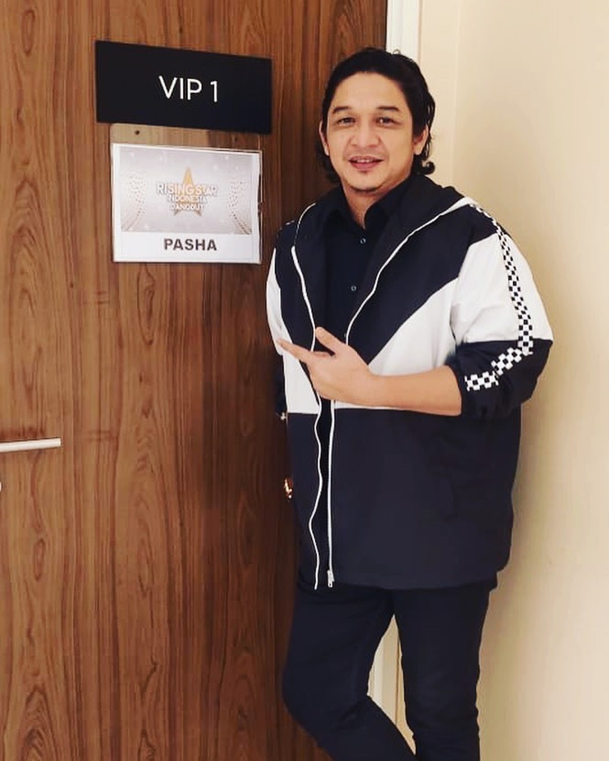 Tak lagi jadi pejabat daerah&comma; penampilan Pasha Ungu bikin pangling&period; Yuk kita lihat penampilannya&excl;