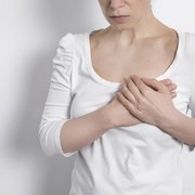 Pernah Mengalami Nyeri di Bawah Payudara Kiri? Kenali 7 Penyebabnya!