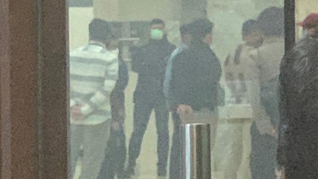 Aparat kepolisian menggeledah Kantor BPBD Jember, Rabu (1/9), untuk menindaklanjuti dugaan tindak pidana penyalahgunaan anggaran pemakaman jenazah Covid-19.