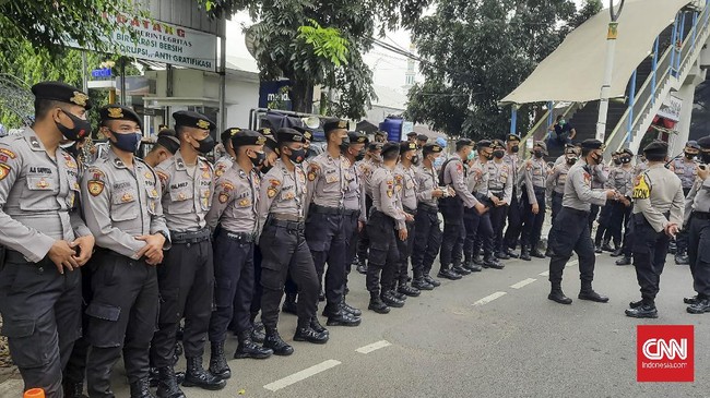 Ribuan personel gabungan itu tak hanya bertugas untuk mengamankan sidang kasasi Rizieq Shihab di MA, tapi juga aksi demo yang digelar di sekitar Monas.