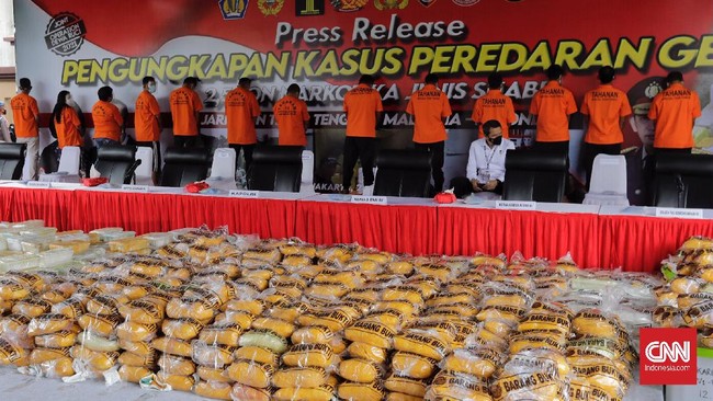 Kapolri Jenderal Pol Listyo Sigit Prabowo mengatakan total upaya peredaran 2,6 ton sabu itu dilakukan jaringan internasional Timur Tengah-Malaysia-Indonesia.