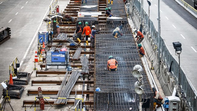 Menko Perekonomian Airlangga Hartarto menyebut biaya proyek MRT fase 2 membengkak dari Rp22,5 triliun jadi Rp26 triliun karena pembangunannya kompleks.