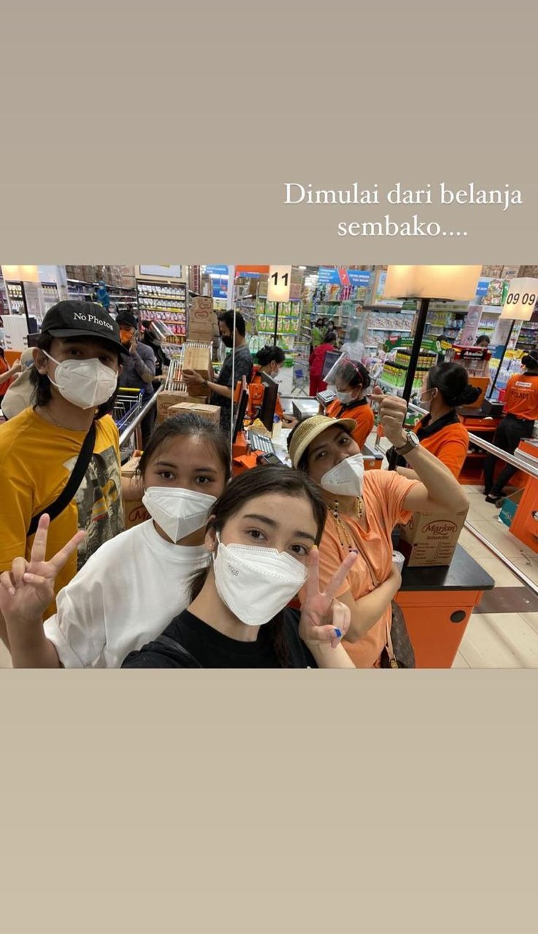 Ranty Maria baru saja merayakan ulang tahunnya yang ke 22 tahun. Dia pun merayakan dengan cara bagi-bagi sembako dibantu oleh teman-temannya. Yuk kita intip keseruannya!