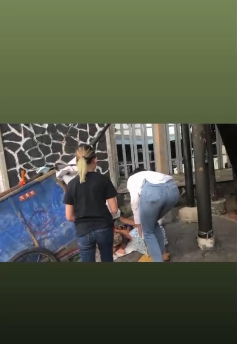 Ranty Maria Ranty Maria baru saja merayakan ulang tahunnya yang ke 22 tahun. Dia pun merayakan dengan cara bagi-bagi sembako dibantu oleh teman-temannya. Yuk kita intip keseruannya!