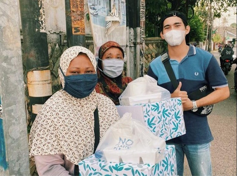 Ranty Maria baru saja merayakan ulang tahunnya yang ke 22 tahun. Dia pun merayakan dengan cara bagi-bagi sembako dibantu oleh teman-temannya. Yuk kita intip keseruannya!