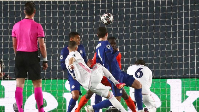 Real Madrid disebut ditolong wasit saat bermain imbang 1-1 melawan Chelsea di leg pertama babak semifinal Liga Champions.