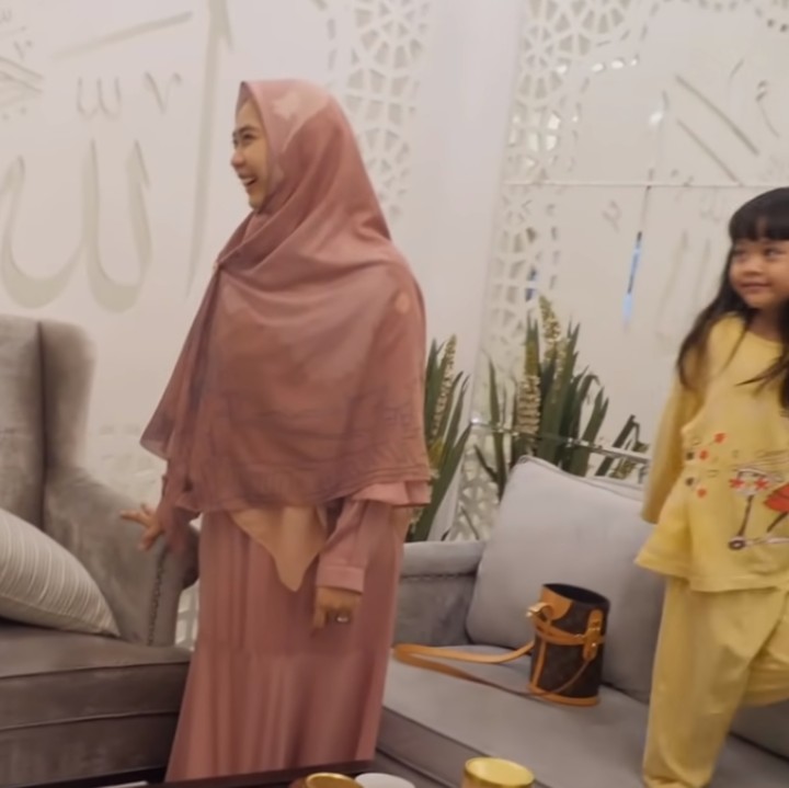 <p>Oki Setiana Dewi memperlihatkan ruang tamu rumahnya yang mewah. Rumah bergaya minimlis itu dilengkapi dengan ruang tamu berhias pembatas portable, Bunda. Ini dapat dibuka ketika kajian agar bisa menampung banyak orang.  (Foto: YouTube: The Sungkars Family)</p>