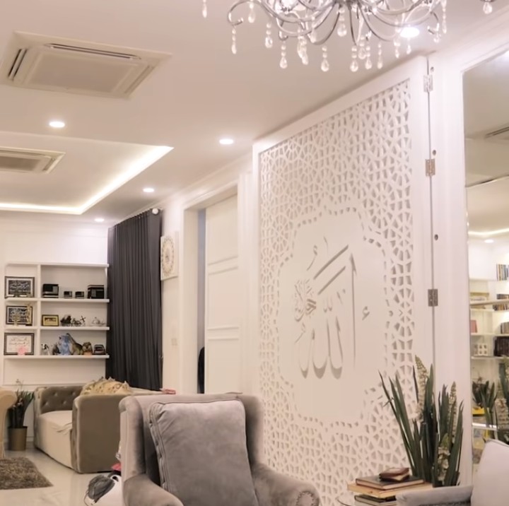 <p>Di samping ruang tamu sebelumnya, saat pembatasnya dibuka, maka bisa menyambung langsung ruang keluarga berikut, Bunda. Terkesan mewah ya, Bunda? (Foto: YouTube: The Sungkars Family)</p>