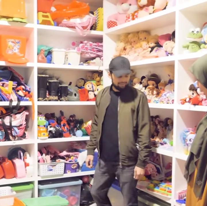 <p>Yang menarik, rumah Oki yang berlantai tiga ini juga menyiapkan satu ruangan sebagai tempat yang terisi penuh dengan boneka. Di sana boneka milik anak-anaknya tersusun rapi hingga beberapa rak lho, Bunda. (Foto: YouTube: The Sungkars Family)</p>