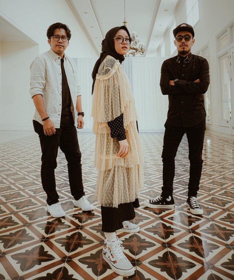 Setelah lama menghilang dari awak media Sabyan Gambus akan tampil perdana di TV. Yuk kita intip lagi kekompakkan mereka!
