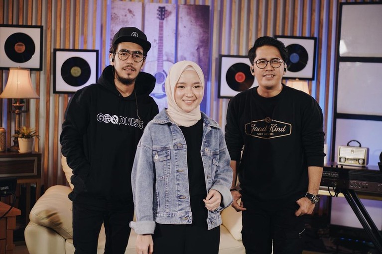 Sabyan Gambus Setelah lama menghilang dari awak media Sabyan Gambus akan tampil perdana di TV. Yuk kita intip lagi kekompakkan mereka!