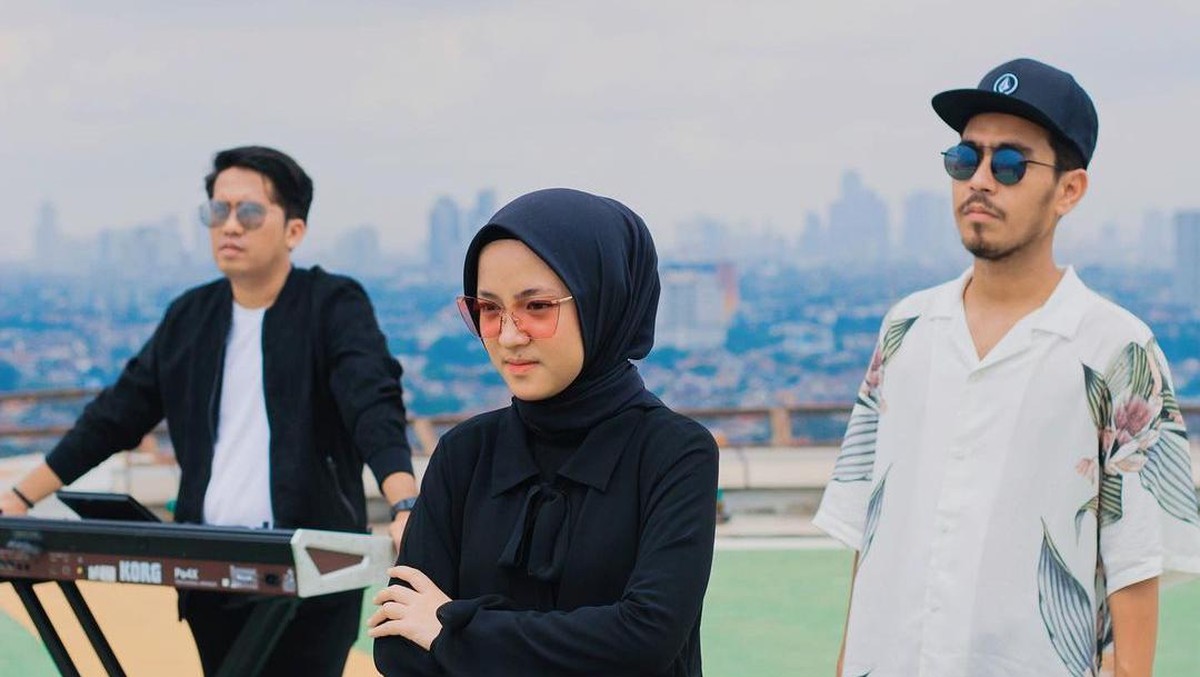 Setelah lama menghilang dari awak media Sabyan Gambus akan tampil perdana di TV&period; Yuk kita intip lagi kekompakkan mereka&excl;