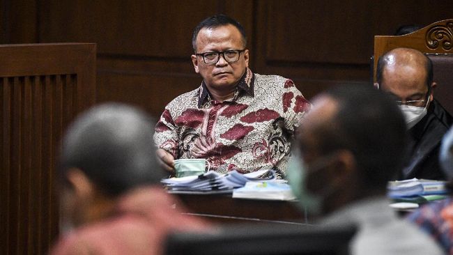 MA memotong hukuman mantan Menteri Kelautan dan Perikanan Edhy Prabowo menjadi 5 tahun penjara. Edhy sebelumnya divonis pidana 9 tahun penjara.