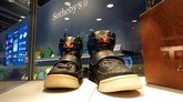 FOTO: Termahal Sejagat, Sneakers Yeezy Kanye West Laku Rp26 M Sneaker Nike Air Yeezy 1 yang pernah dipakai Kanye West terjual US$1,8 juta (Rp26 miliar). Angka ini menjadikannya sebagai sneaker termahal di dunia.