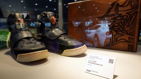FOTO: Termahal Sejagat, Sneakers Yeezy Kanye West Laku Rp26 M