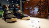 FOTO: Termahal Sejagat, Sneakers Yeezy Kanye West Laku Rp26 M Sneaker Nike Air Yeezy 1 yang pernah dipakai Kanye West terjual US$1,8 juta (Rp26 miliar). Angka ini menjadikannya sebagai sneaker termahal di dunia.