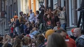 FOTO: Perayaan Hari Raja Belanda Abaikan Prokes Corona Penduduk Belanda berbondong-bondong memperingati Hari Raja di ibu kota Amsterdam, dan mengabaikan protokol kesehatan Covid-19.