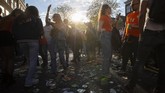 FOTO: Perayaan Hari Raja Belanda Abaikan Prokes Corona Penduduk Belanda berbondong-bondong memperingati Hari Raja di ibu kota Amsterdam, dan mengabaikan protokol kesehatan Covid-19.