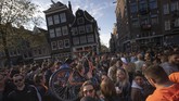 FOTO: Perayaan Hari Raja Belanda Abaikan Prokes Corona Penduduk Belanda berbondong-bondong memperingati Hari Raja di ibu kota Amsterdam, dan mengabaikan protokol kesehatan Covid-19.