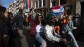 FOTO: Perayaan Hari Raja Belanda Abaikan Prokes Corona Penduduk Belanda berbondong-bondong memperingati Hari Raja di ibu kota Amsterdam, dan mengabaikan protokol kesehatan Covid-19.