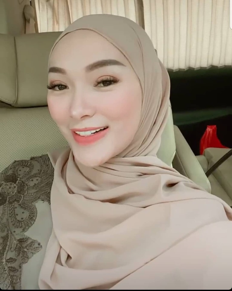 Zaskia Gotik baru saja merayakan ulang tahunnya yang ke 32. Ia pun mendapatkan kejutan dari suami tercintanya. Yuk kita intip!