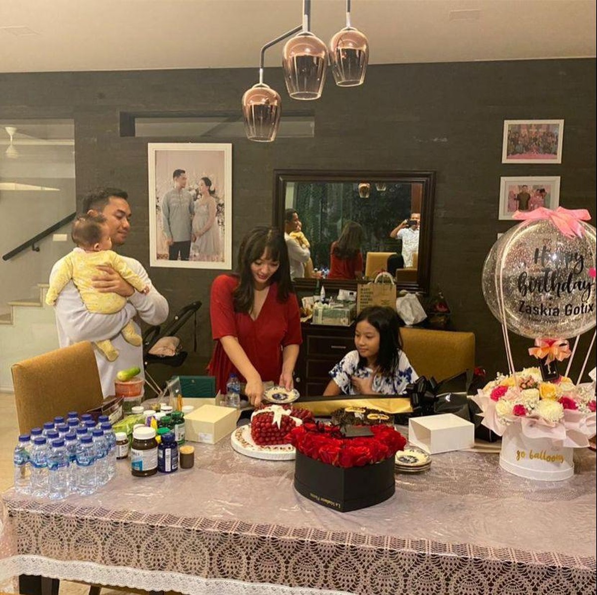 Zaskia Gotik baru saja merayakan ulang tahunnya yang ke 32&period; Ia pun mendapatkan kejutan dari suami tercintanya&period; Yuk kita intip&excl;