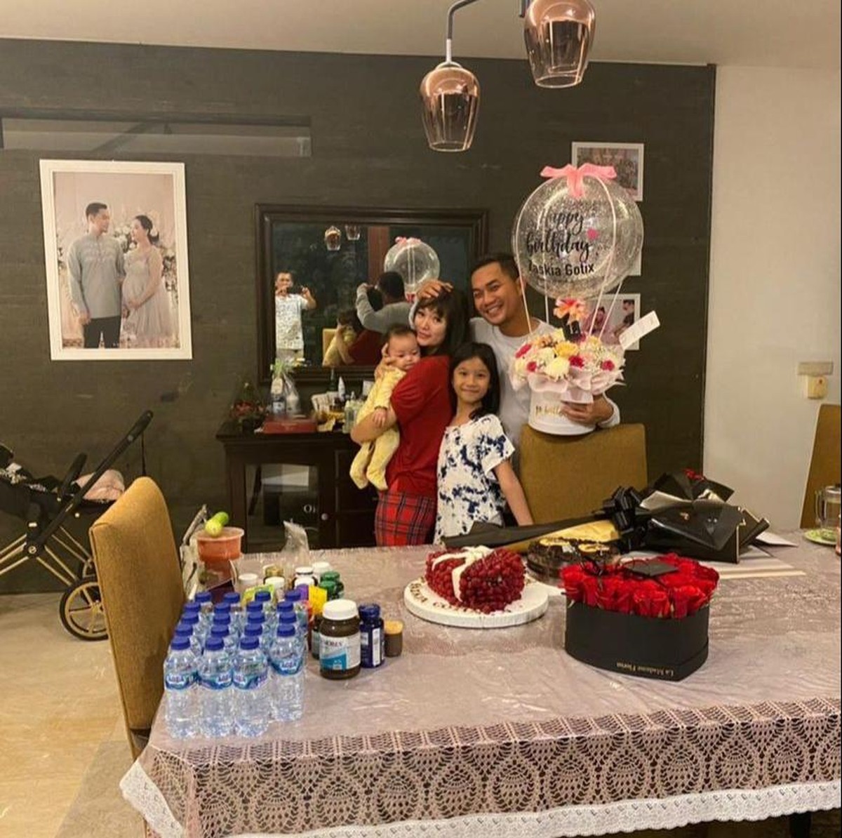 Zaskia Gotik baru saja merayakan ulang tahunnya yang ke 32&period; Ia pun mendapatkan kejutan dari suami tercintanya&period; Yuk kita intip&excl;