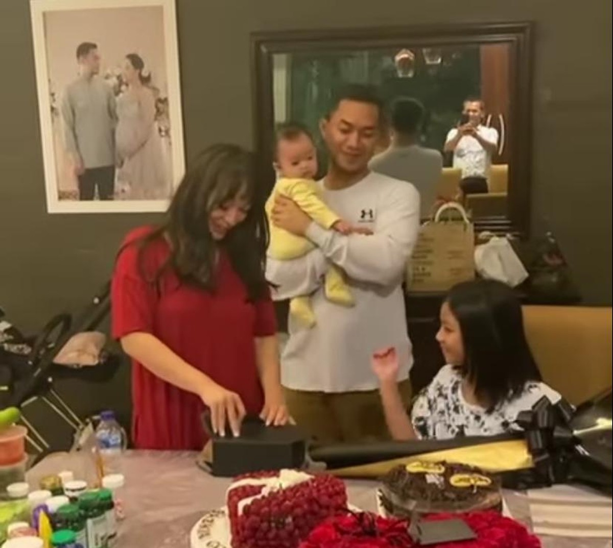 Zaskia Gotik baru saja merayakan ulang tahunnya yang ke 32&period; Ia pun mendapatkan kejutan dari suami tercintanya&period; Yuk kita intip&excl;