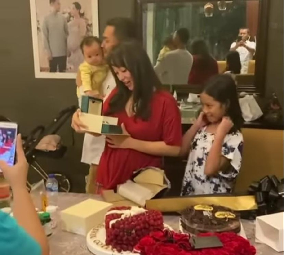 Zaskia Gotik baru saja merayakan ulang tahunnya yang ke 32&period; Ia pun mendapatkan kejutan dari suami tercintanya&period; Yuk kita intip&excl;