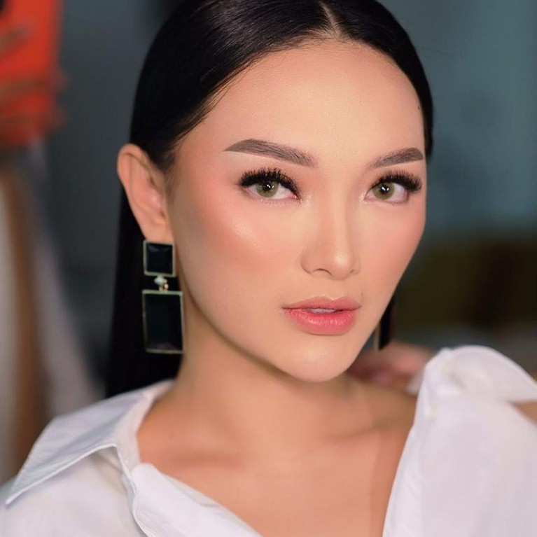 Zaskia Gotix Ulang Tahun Zaskia Gotik baru saja merayakan ulang tahunnya yang ke 32. Ia pun mendapatkan kejutan dari suami tercintanya. Yuk kita intip!