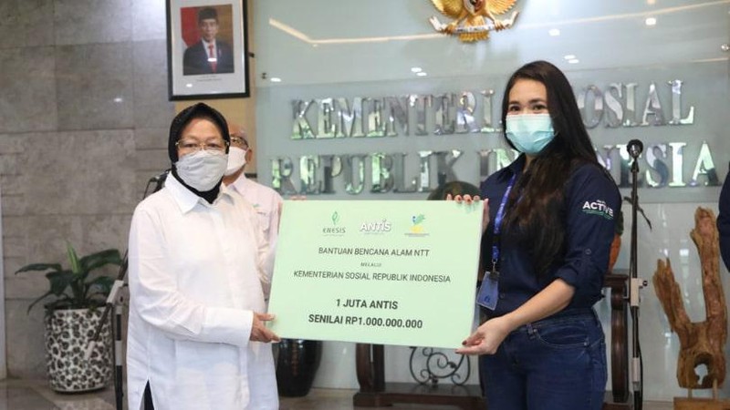 Enesis Group melalui produknya Antis memberikan bantuan kepada korban bencana alam di NTT melalui Kementerian Sosial.