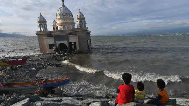 Gempa Bumi dan tsunami disebut BRIN menjadi bencana yang paling banyak makan korban di Indonesia.