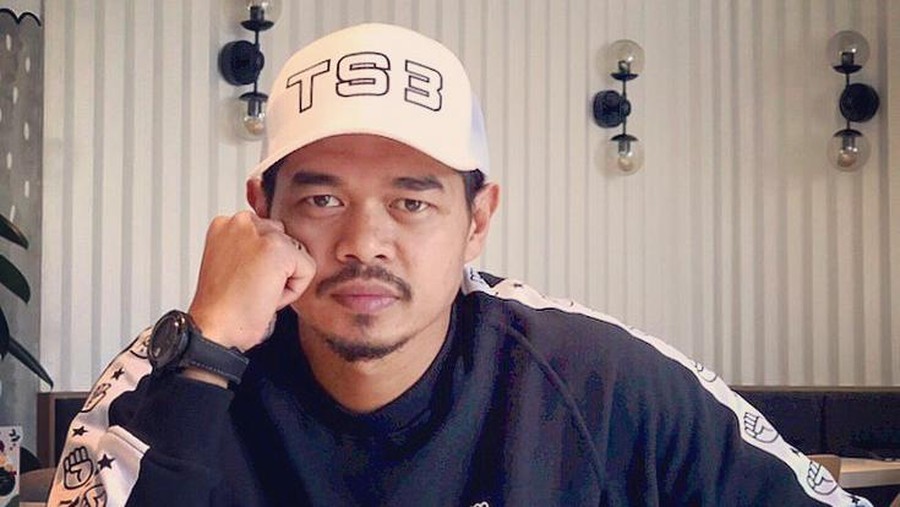 Sidang tuntutan asal-usul anak yang diajukan oleh istri siri Bambang Pamungkas, Amalia Fujiawati digelar di Pengadilan Agama Jakarta Selatan, Rabu (28/4). Bambang Pamungkas disebut tak ingin mengakui anaknya. Yuk kita lihat potret pesepakbola ini!