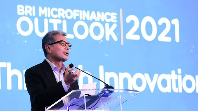 Direktur Utama BRI Sunarso menjelaskan hasil BMSI kuartal I tahun 2021 yang menunjukkan peningkatan dalam kegiatan BRI Microfinance Outlook, Rabu (28/4).