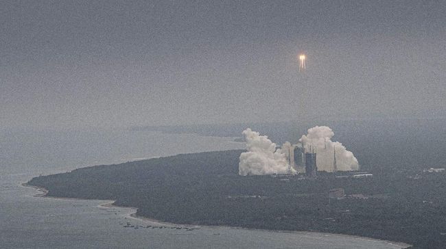 Kronologi Roket China Jatuh Liar ke Bumi, Tak Terkendali Kronologi roket China Long March 5B Y2 jatuh liar kembali ke Bumi tak terkendali usai antar modul stasiun luar angkasa ke orbit.