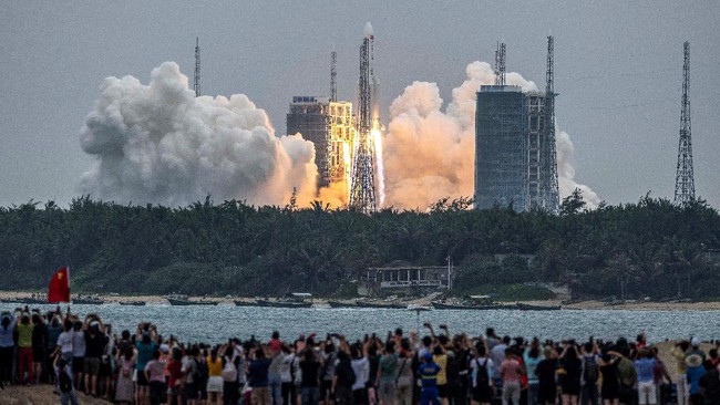 AS meminta China untuk bertanggungjawab untuk mengatasi ancaman puing-puing roket Long March 5B bagi manusia itu.