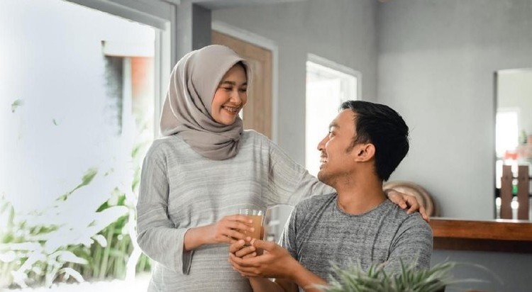 Bunda, Ini Lho Kewajiban Istri Terhadap Suami Menurut Hukum Islam Dalam hukum Islam, setelah terjadi akad nikah terdapat beberapa kewajiban istri dan suami yang perlu dipenuhi. Apa saja, ya?