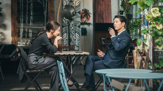 Selain berjas rapih buatan Italia, Song Joong-ki di Vicenzo juga terlihat kerap memakai jam tangan mewah. berikut beberapa jam tangan mewah yang dipakai.