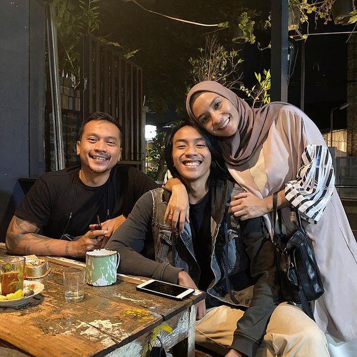 <p>Presenter sekaligus mantan penyanyi cilik, Enno Lerian dikaruniai 4 orang putra, Bunda. Dari pernikahannya dengan Nayaka Untara, Enno melahirkan seorang putra bernama Bumi Pradipa Pria Untara. Sudah besar ya. (Foto: Instagram: @ennolerian)</p>
