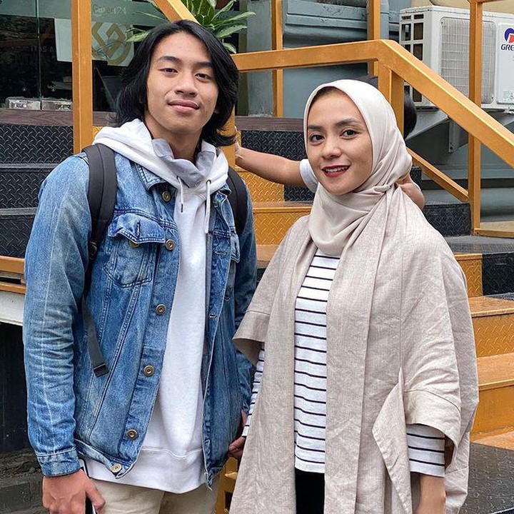 <p>Bumi diketahui baru saja menyelesaikan pendidikannya di Sekolah Menengah Atas, Bunda. Beranjak dewasa, Enno dan sang putra sulung terlihat seumuran, ya. (Foto: Instagram: @ennolerian)</p>