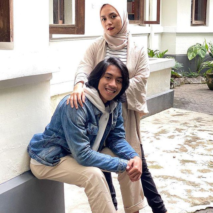 <p>Bumi yang sudah beranjak dewasa memang terlihat sangat dekat dengan sang Bunda. Wajar kalau Enno pun mengaku bak teman seumuran. <em>"Kakaaaak. Jadi tebak mana kakak mana adek? Aku sih adeknya,"</em> tulis Enno dalam akun Instagramnya. (Foto: Instagram: @ennolerian)</p>