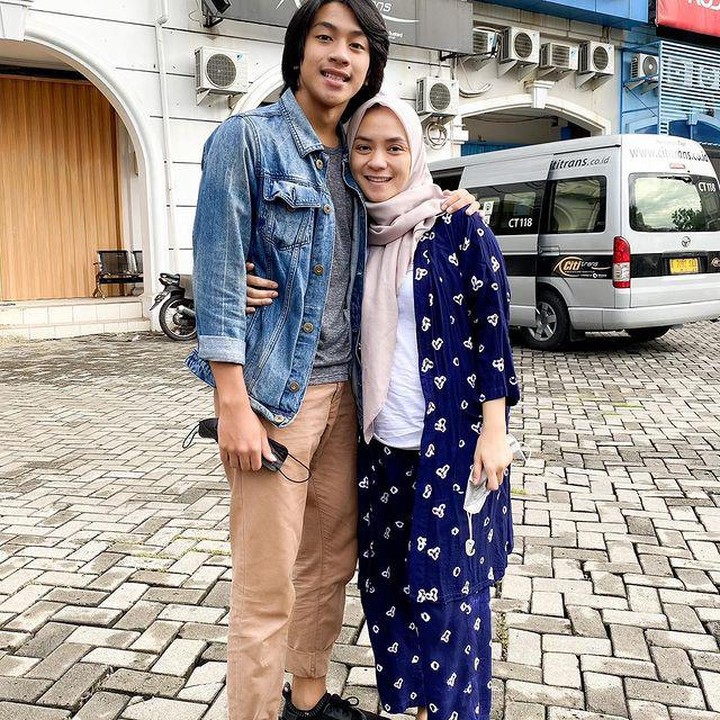 <p>Enno dan Bumi terlihat sangat akrab nih, Bunda. Enno bahkan menyebut  Bumi adalah cinta pertama yang telah mengajarkan ia kenikmatan menjadi seorang Bunda. <em>So sweet</em> banget, ya. (Foto: Instagram: @ennolerian)</p>
